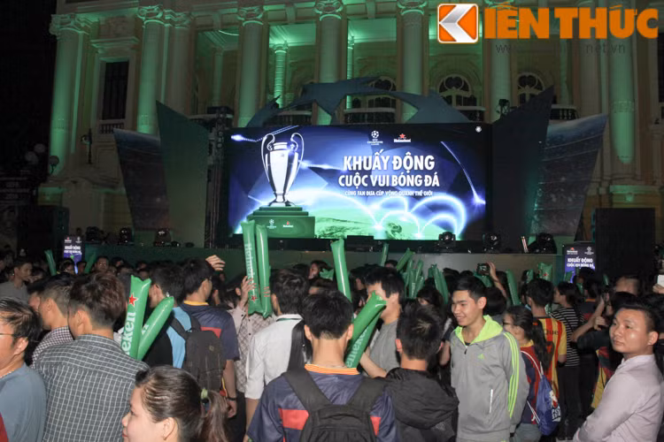 Can canh chiec cup UEFA Champions League xuat hien tai Ha Noi