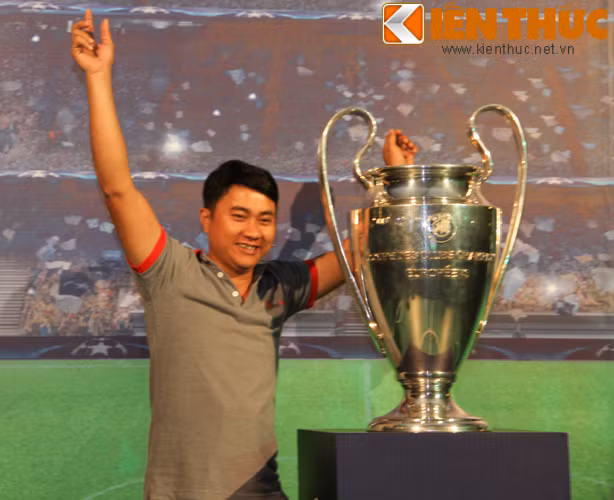 Chiếc cúp UEFA Champions League sẽ lưu lại Hà Nội trong ngày 12/4 và điểm đến tiếp theo của nó chính là trung tâm thương mại Vincom Nguyễn Chí Thanh.