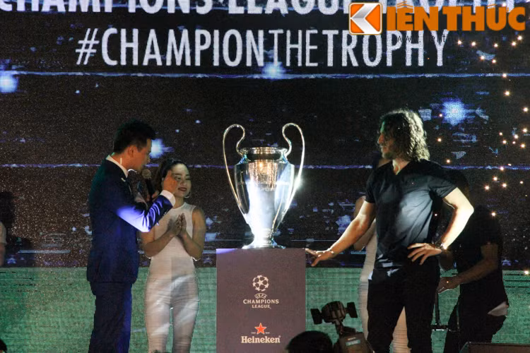 Lịch sử của chiếc cúp đã được cựu trung vệ đội trưởng của CLB Barca nhắc lại và anh chia sẻ thêm kỷ niệm được nâng cao danh hiệu mà tất cả các CLB lớn tại châu Âu đều ao ước.