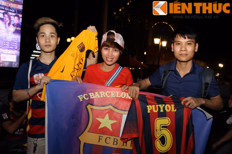 Ngoài việc đến chụp ảnh cùng chiếc cúp vô địch UEFA Champions League, NHM Hà Nội còn được giao lưu với danh thủ Carles Puyol và xin chữ ký.
