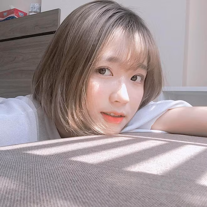 Hoàng Thị Minh Tâm hay còn được biết đến với cái tên Tâm Xíu là cô nữ sinh đã từng gây bão mạng vì tấm ảnh nháy mắt với nhan sắc vô cùng ngọt ngào đáng yêu.