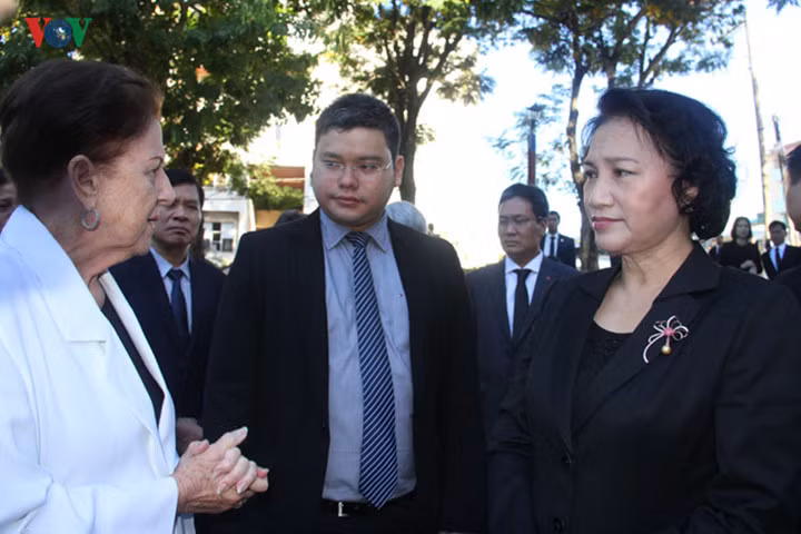 Tại đây, Chủ tịch Quốc hội Nguyễn Thị Kim Ngân và đoàn đã trò chuyện với những người dân Cuba và các thành viên của Hội hữu nghị Cuba – Việt Nam, cựu phóng viên nữ chiến trường Marta Rojas, người có cơ hội được gặp Bác Hồ và kiến trúc sư Joel Diaz và Phó Chủ tịch Hội hữu nghị Cuba - Việt Nam...