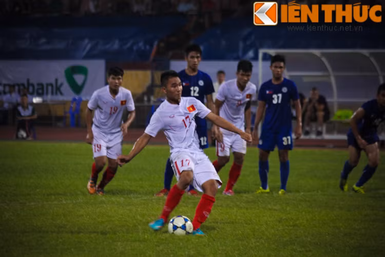 Khi các CĐV Việt Nam trên khán đài chưa kịp hết sung sướng với bàn thắng thứ 3 thì Hà Đức Chinh đã nâng tỷ số lên 4-2 bằng một pha thoát xuống và chích bóng qua đầu thủ thành Philippines hết sức đẹp mắt.