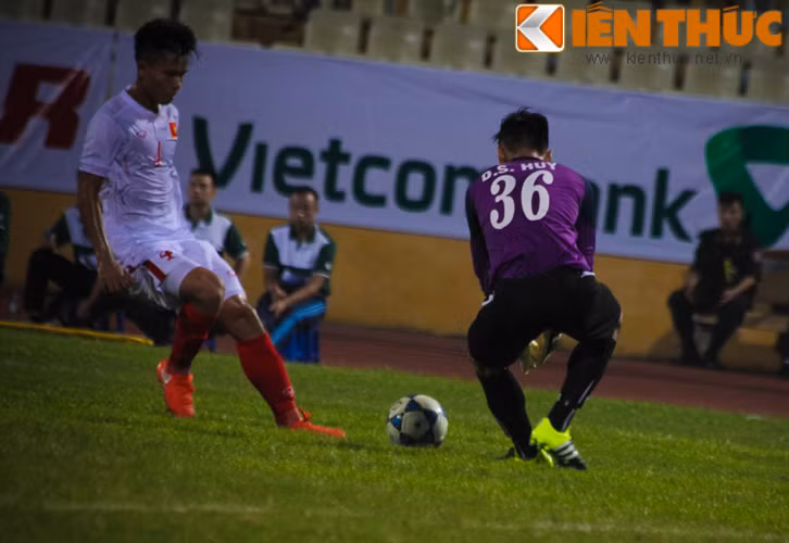 Những phút cuối hiệp một cầu thủ cả hai bên đều tỏ ra thi đấu dưới sức và không tạo thêm được nhiều cơ hội nguy hiểm về phía nhau. Điều này khiến không khí trận đấu khá tẻ nhạt.