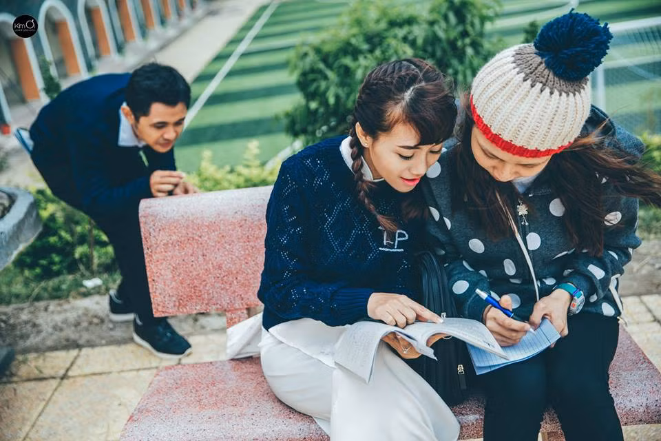 Cô nữ sinh mà anh chàng nhắm tới lại dường như không biết mình đang trở thành tâm điểm cho mọi sự chú ý. Câu chuyện khá quen nhưng lại khiến người xem bật cười vì cách diễn tự nhiên, hài hước của anh chàng chú rể.