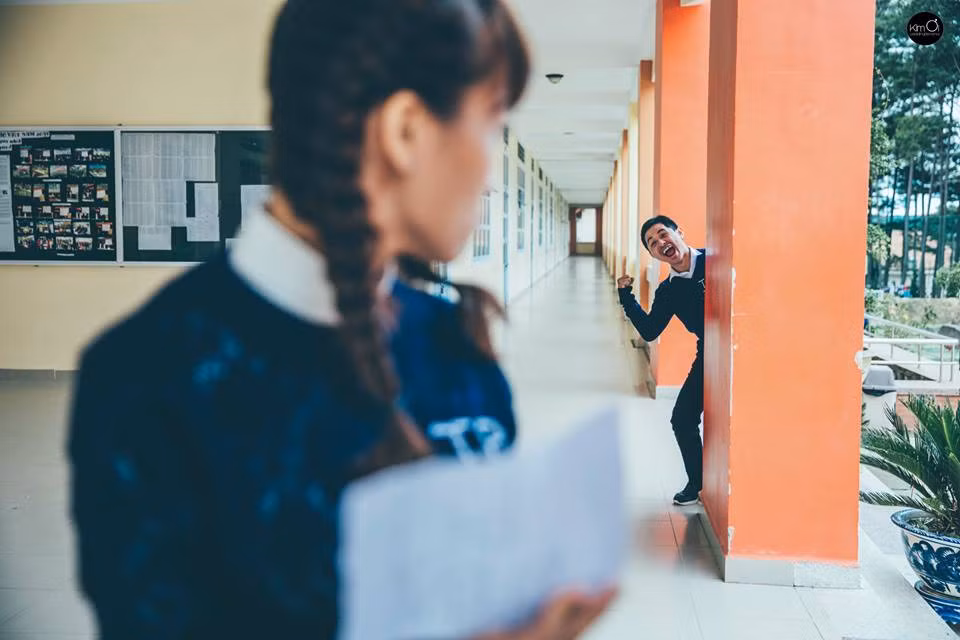 Cô nữ sinh mà anh chàng nhắm tới lại dường như không biết mình đang trở thành tâm điểm cho mọi sự chú ý. Câu chuyện khá quen nhưng lại khiến người xem bật cười vì cách diễn tự nhiên, hài hước của anh chàng chú rể.