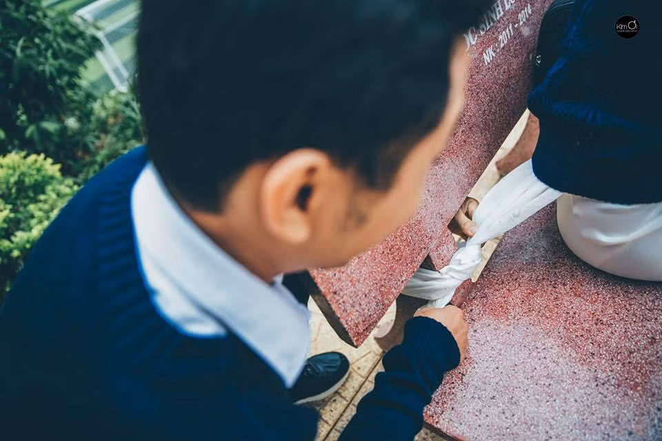 Tưởng rằng sẽ chỉ một lần bị chọc ghẹo như vậy là đã đủ, song cô gái vẫn tiếp tục trở thành nạn nhân đùa cợt của anh chàng nghịch ngợm.