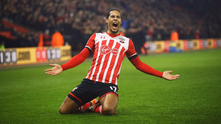 Liverpool chưa từ bỏ Van Dijk: Theo chuyển nhượng cầu thủ từ Tờ The Times cho biết Liverpool vẫn coi trung vệ Virgil van Dijk của Southampton là mục tiêu hàng đầu, và sẽ tiếp tục theo đuổi cầu thủ này trong tương lai. Ảnh: Daily Star