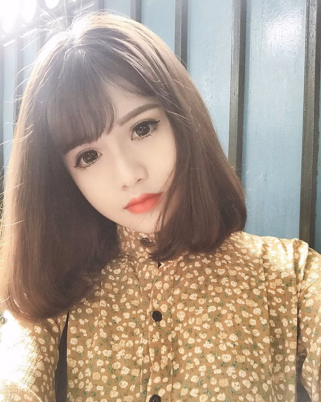 Dù đã có bạn trai, tuy nhiên ngoại hình quá nổi bật luôn khiến Khánh Huyền rơi vào tình huống "dở khóc dở cười" khi có quá nhiều vệ tinh vây quanh. Tuy nhiên, cô bạn này không hề tỏ ra khó chịu trước những tình cảm của các bạn yêu mến mình đồng thời cô luôn giữ cho mình một khoảng cách nhất định với các bạn.