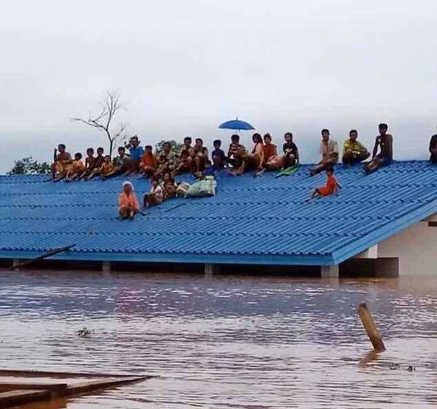Nhìn cảnh bốn bể là nước lũ tại nước bạn Lào khiến chính người dân Việt Nam đồng cảm vì hàng năm những tỉnh như Hà Tĩnh, Nghệ An, Huế hay Quảng Trị cũng phải gánh chịu sự nổi giận từ "mẹ thiên nhiên".