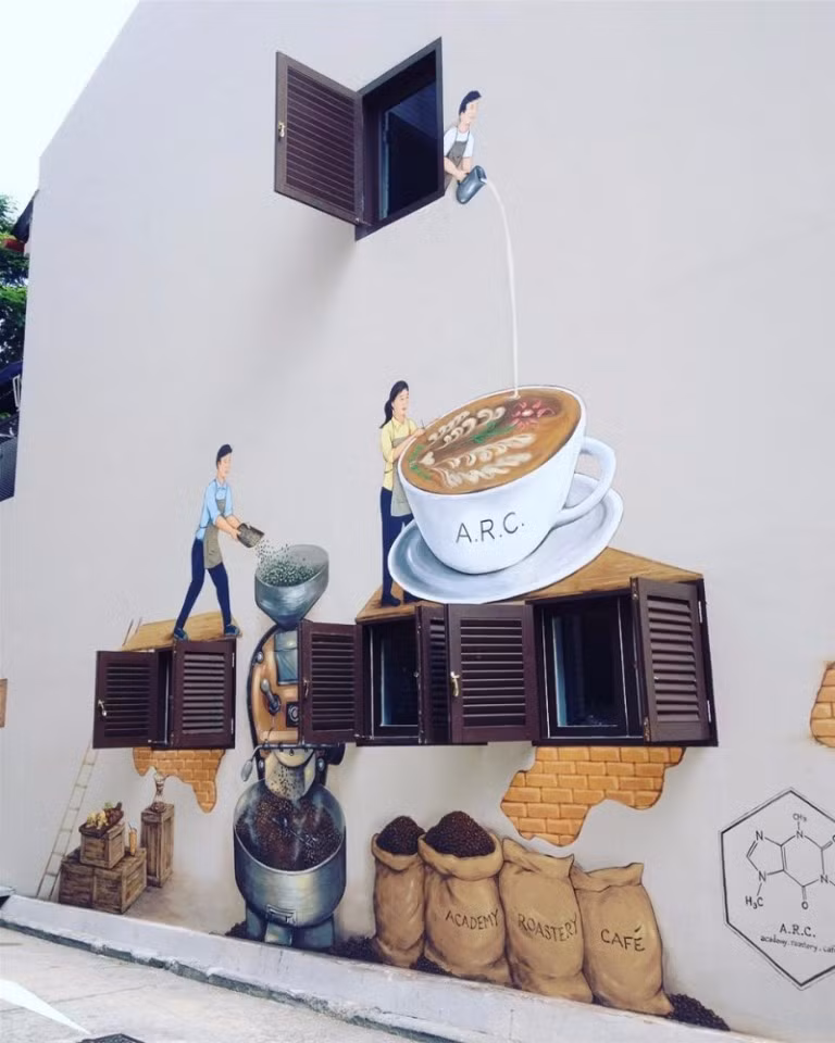 Những dãy nhà cổ, đầy màu sắc của con phố này chẳng khác nào những tác phẩm nghệ thuật khổng lồ mà khi bước chân vào nhiều bạn trẻ tỏ ra vô cùng choáng ngợp. Ảnh: Eugene.
