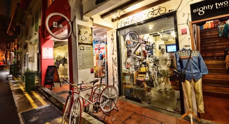 Một lưu ý nho nhỏ với các bạn trẻ có dự định đến với Haji Lane đó là hầu hết tất cả các cửa hàng tại đây đều cho phép chụp ảnh, tuy nhiên một số cửa hàng với thiết kế đặc biệt sẽ cấm hoàn toàn và nếu vi phạm bạn có thể bị phạt tới 50 đôla Singapore. Ảnh: Choo Yut Shing.