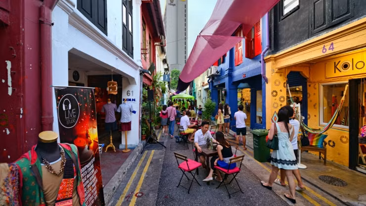 Với nhiều người Haji Lane không chỉ là địa điểm vui chơi, giải trí, mua sắm mà còn là nơi để họ thỏa mãn đam mê nghệ thuật khi ngắm nhìn những bức ảnh vô cùng màu sắc. Ảnh: William Cho.