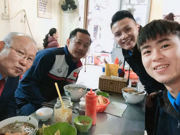 Sau khi chia tay giải đấu, các cầu thủ U23 Việt Nam trở về gia đình, chỉ còn một số ít các cầu thủ ở Hà Nội như Quang Hải và Duy Mạnh. Hai chàng cầu thủ điển trai đã tranh thủ rủ thầy Park Hang-seo và trợ lý đi ăn phở Hà Nội.