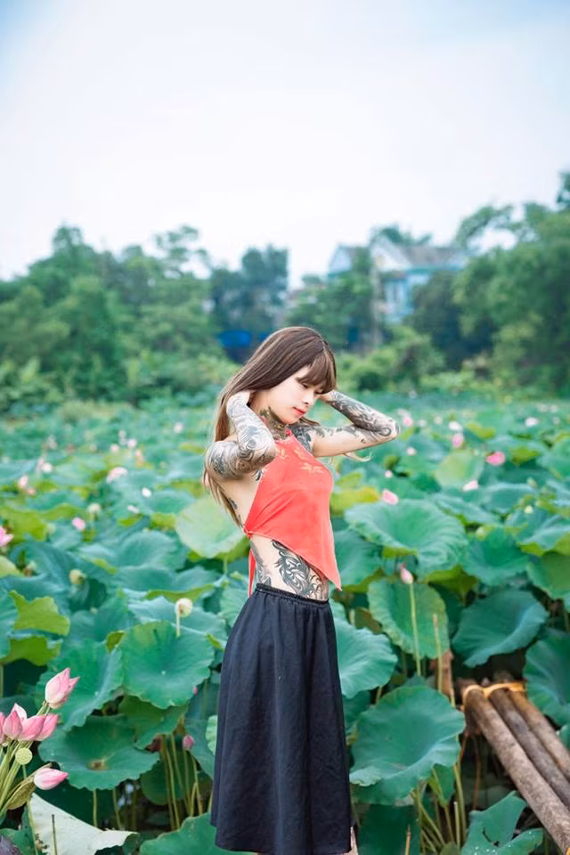 Bên cạnh đó, vẫn còn một số người đưa ra ý kiến trái chiều rằng, bộ ảnh của nam sinh xăm trổ này đã phá vỡ hình mẫu chuẩn của concept ao sen và đây chẳng khác gì "ngồi xổm" lên nghệ thuật.