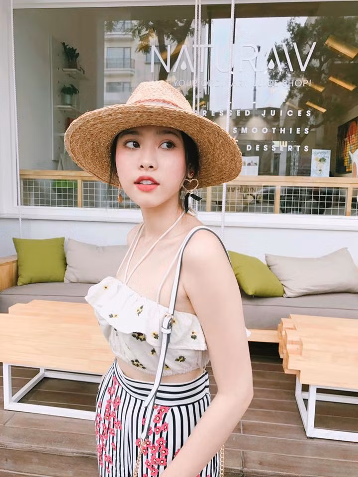 Thái Ngọc San bước vào con đường mẫu ảnh từ rất sớm. Hiện tại, đó là công việc chính của cô. Đây là niềm đam mê bất tận của cô nàng 21 tuổi.