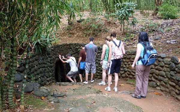 Địa đạo Củ Chi là một di tích lịch sử cách mạng nổi tiếng, thuộc xã Phú Mỹ Hưng, huyện Củ Chi (cách TP.HCM 70km về phía Tây Bắc) được hình thành từ khoảng thời gian 1946-1948, trong thời kỳ kháng chiến chống thực dân Pháp.