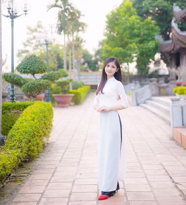 SBD 000415 - Trần Thị Thanh Thư (18 tuổi): 'Hot girl chân khoèo', 'cô nàng triệu like',.. có thể coi là những biệt danh đặc biệt khi nhắc đến cô nàng tài ba này. Liên tục dẫn đầu trong 'cuộc đua bình chọn' của cuộc thi, Thanh Thư chứng tỏ mình không chỉ là một đối thủ đáng gờm của các thí sinh khác, mà thật sự còn được coi là ứng cử viên cho danh hiệu Miss Teen.
