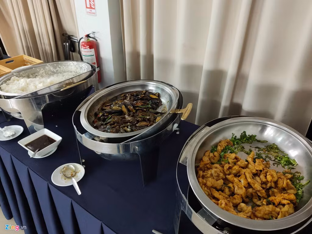 Những món ăn phục vụ đội tuyển là những món ăn địa phương khiến các nữ cầu thủ rất khó ăn. Ảnh: Zing