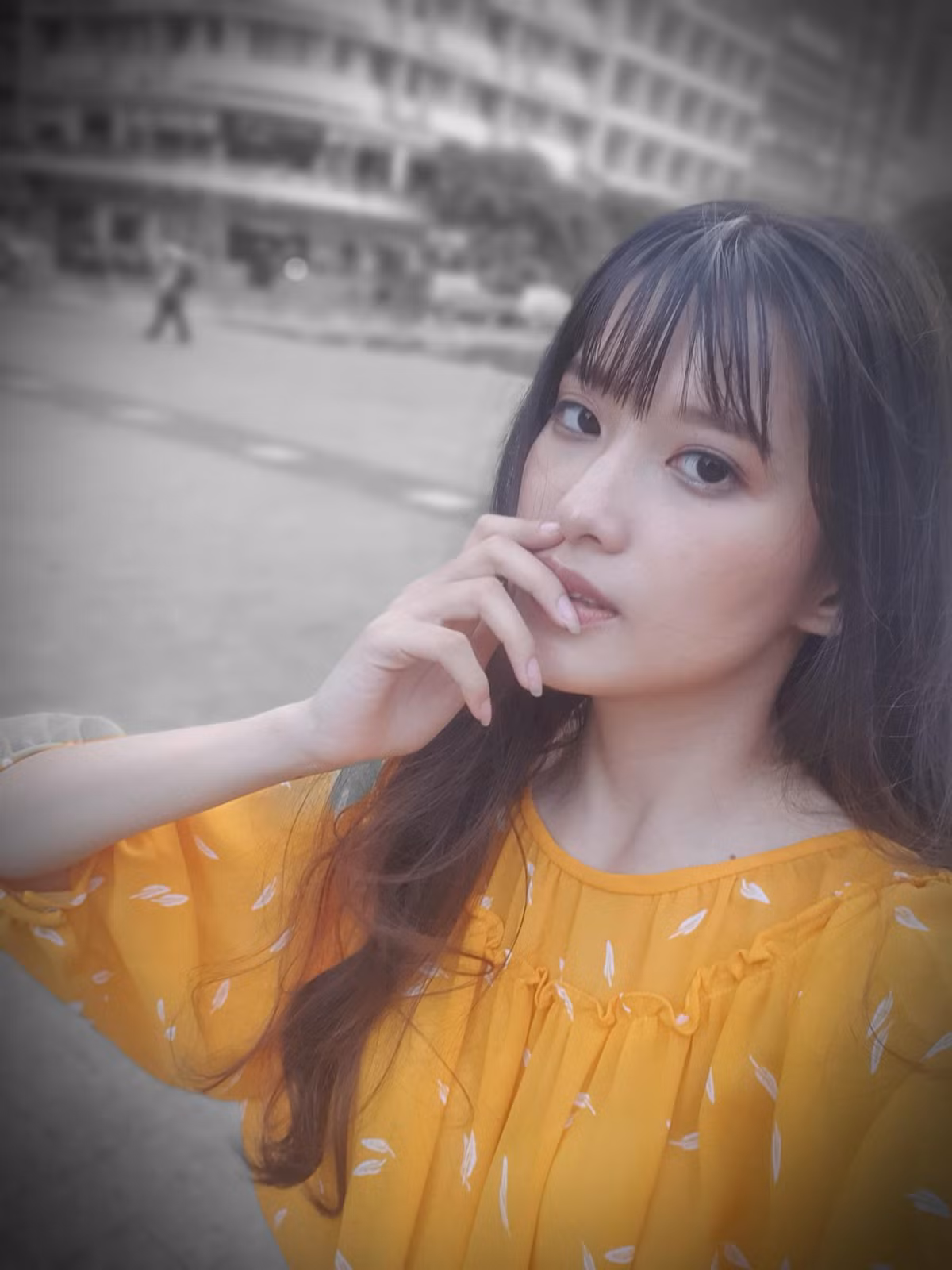 Từ khi biết tới trào lưu điểm màu, các bạn trẻ có thể tự tin làm dáng ở bất cứ đâu mình thích.