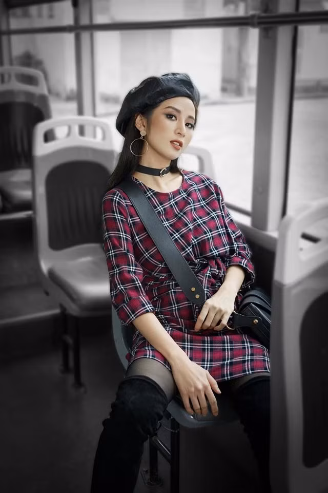 Theo định nghĩa đơn giản, hot trend chụp ảnh điểm màu là dạng nền bức ảnh được "phù phép" thành đen trắng, chủ thể vẫn giữ được màu sắc nổi bật hẳn lên, qua đó tạo sự khác biệt trong hình ảnh.