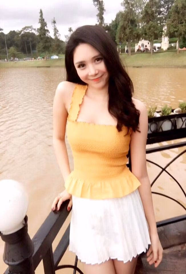 Những ngày vừa qua, cái tên Thanh Bi bỗng chốc nổi như cồn trong cộng đồng mạng không chỉ bởi sự xinh đẹp của mình mà còn bởi nhưng thông tin liên quan đến mối quan hệ tình cảm của cô với ca sĩ nổi tiếng Quang Lê.
