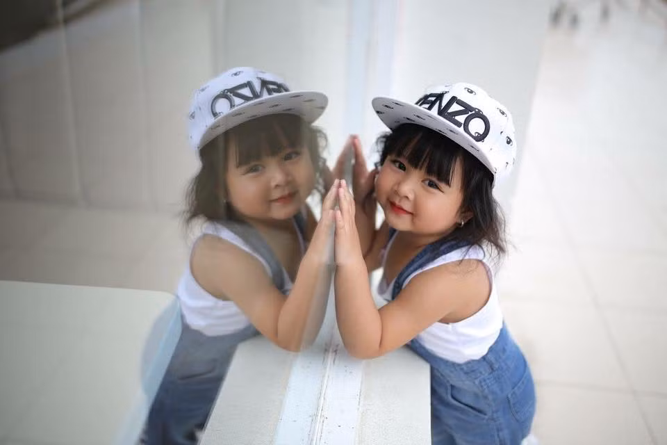 Nhiều người mẫu thực thụ đôi khi còn cảm thấy khá sợ sệt khi xuất hiện trước ống kính. Nhưng "người mẫu nhí" Đình Đình lại hoàn toàn khác, bé rất thoải mái diễn trước ống kính.
