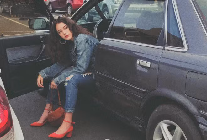 Được biết bố mẹ Na Tây sinh ra và lớn lên ở Việt Nam nhưng ông ngoại của cô bạn là người Mỹ, kết hôn với bà ngoại là người Việt. Dù đã là thế hệ thứ 3 trong gia đình nhưng những nét đẹp lai trộn lẫn vẫn thể hiện rất rõ ở ngoại hình.