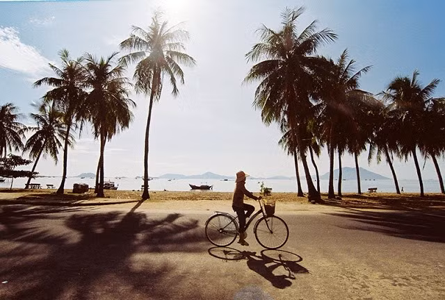 Vạn Giã là một thị trấn thuộc Vạn Ninh, có làng chài yên bình, đèo Cả, gành Cổ Mã, bán đảo Sơn Đừng, hòn Đỏ, bè cá Bãi Tây… mà bạn khám phá cả ngày không hết, có vựa lúa đồng bằng lớn nhất Khánh Hòa, có vịnh Vân Phong đẹp không kém vịnh Nha Trang, Cam Ranh…