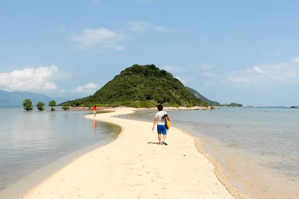 Mới được phát hiện gần đây nhờ một phượt thủ có tiếng ở Việt Nam, đặc biệt nhất với con đường dưới đáy biển độc nhất ở Việt Nam, thủy đạo Điệp Sơn ngay lập tức có mặt trên bản đồ du lịch Khánh Hòa.