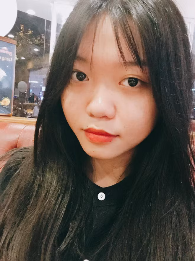 Liên hệ với Kim Tuyền, cô bạn không ngần ngại thừa nhận rằng màn lột xác của mình đã có sự can thiệp của dao kéo. 10X cho biết càng lớn, mình càng biết cách chăm sóc vẻ bề ngoài nên thời gian đúng là đã góp phần khiến cô bạn thay đổi rất nhiều