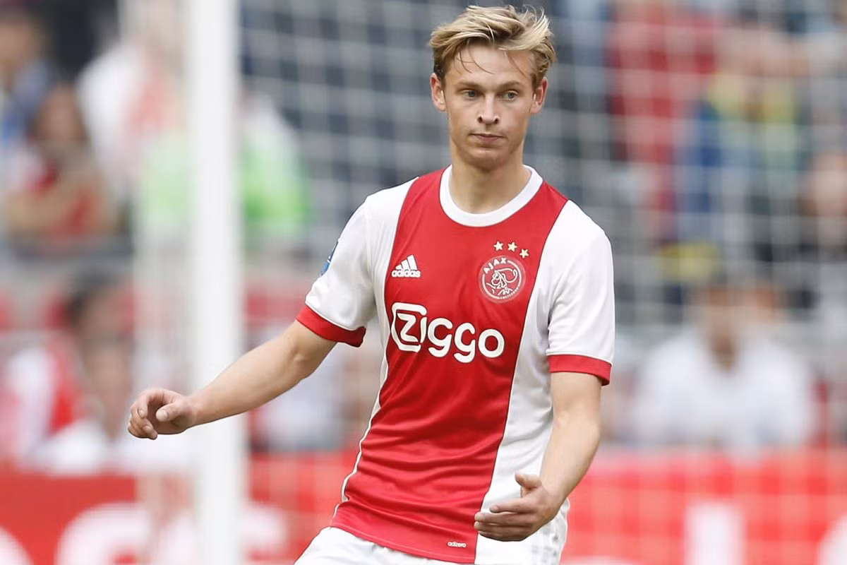 Arsenal, Man City tranh giành ngọc thô Ajax: Theo tin chuyển nhượng bóng đá từ báo chí Anh, Arsenal và Man City đang cạnh tranh gay gắt trong cuộc đua giành chữ ký của tiền vệ 20 tuổi, Frenkie De Jong. Cầu thủ sinh năm 1997 đang là trái tim ở hàng tiền vệ Ajax Amsterdam.