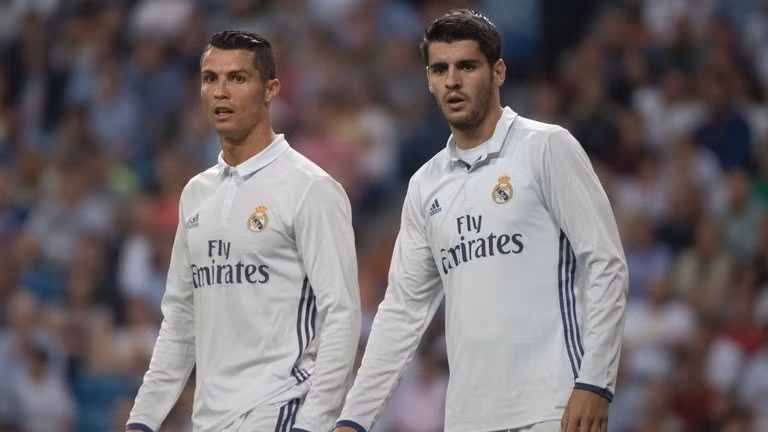 Real "tự bắn" vào chân mình: Real Madrid thi đấu chệch choạc mùa giải này và báo chí Tây Ban Nha đã chỉ ra một trong những nguyên do chính - họ "tự bắn" vào chân mình, ở thị trường chuyển nhượng hè vừa qua. Cụ thể, nhà vô địch La Liga đã để 4 cầu thủ cao cấp rời Bernabeu, trong đó đáng kể nhất là Alvaro Morata, mà Ronaldo cho rằng CLB đã sai lầ khi bán tiền đạo Tây Ban Nha. Lý do đã được tờ Marca tiết lộ, trong đó có 3/4 cái tên đều bởi từ... Zidane mà ra.
