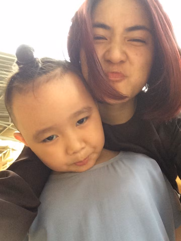  Hòa Minzy "làm xấu" cùng một fan nhí.