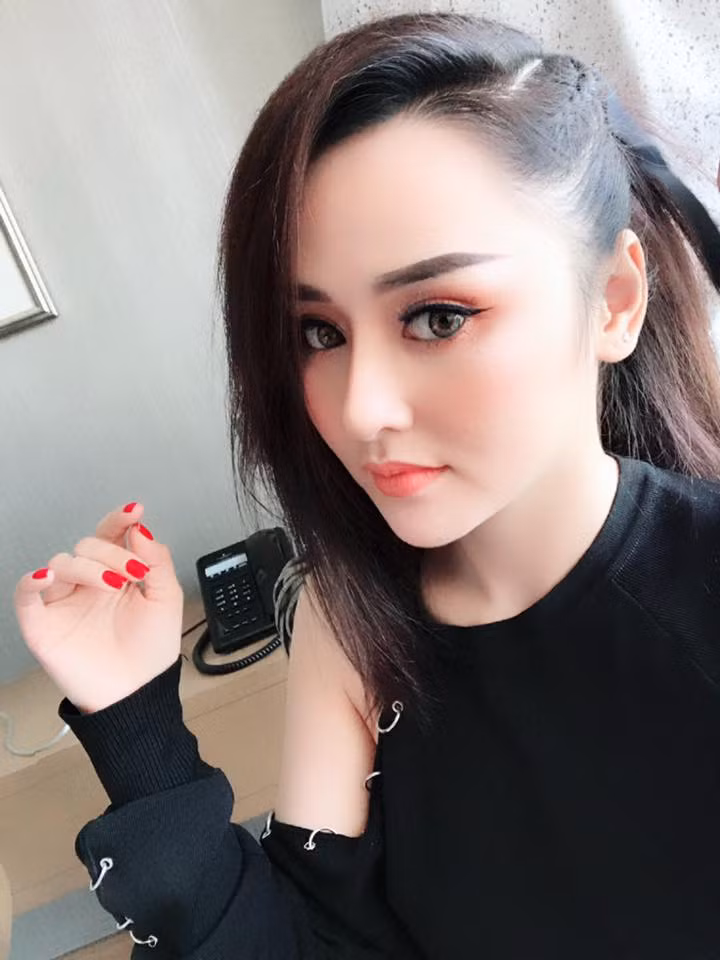Giải thích về vấn đề trên của dân mạng chính Mai Chúc đã lên tiếng rằng: "Cả tuần trước anh ấy hay đến quán mình mua nước rồi trêu mình, nhưng mình không để ý, chỉ nghĩ là khách bình thường như mọi người thôi. Không ngờ anh ấy còn quay lại rồi đăng lên mạng, bao nhiêu người hỏi mình ngại quá".
