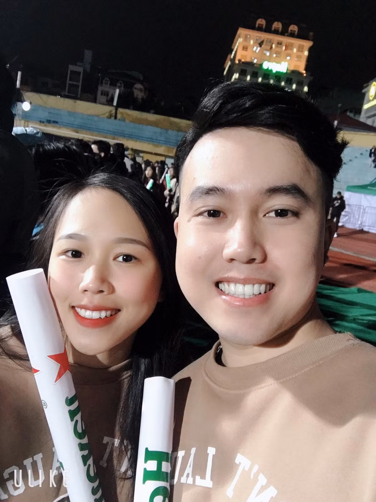Loạt ảnh giả gái vui được chụp cách đây đã mấy tháng nhân dịp một người bạn của H để lại bộ tóc giả chỗ anh chàng và chính bạn gái của H là người đã make-up giả gái cho anh chàng.