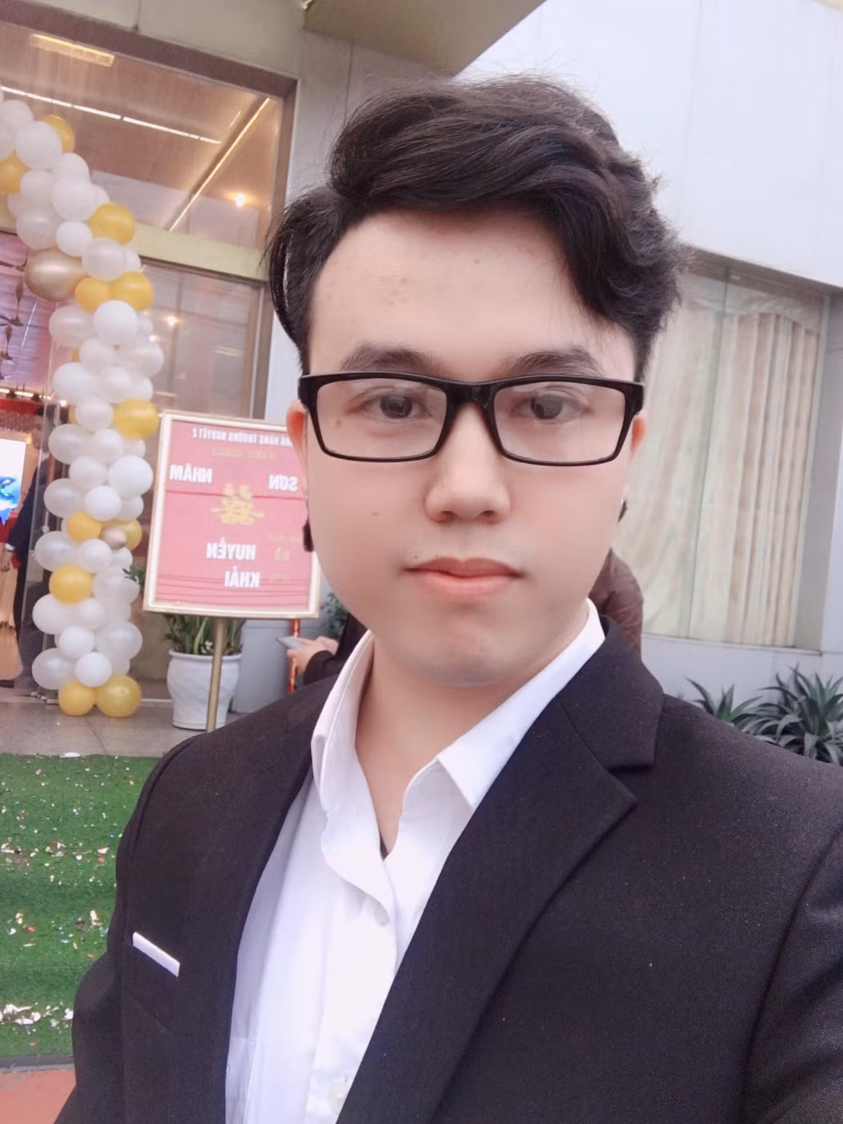 Thậm chí trong một bức ảnh chụp chung với bạn gái, nhiều người còn nhận xét trông H xinh hơn cả người yêu.