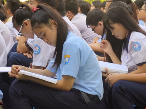 Ghi nhận tại các điểm thi Trường THPT Phú Nhuận, không khí rất nghiêm túc, các thí sinh (TS) có mặt từ rất sớm và tranh thủ ôn bài trước khi vào dự thi tuyển sinh lớp 10.