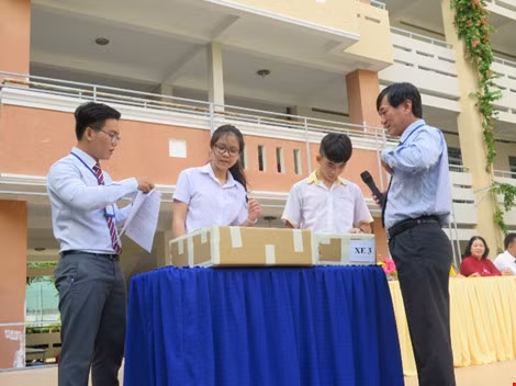 Đại diện thí sinh dự thi vào lớp 10 kiểm tra thùng đựng đề thi.