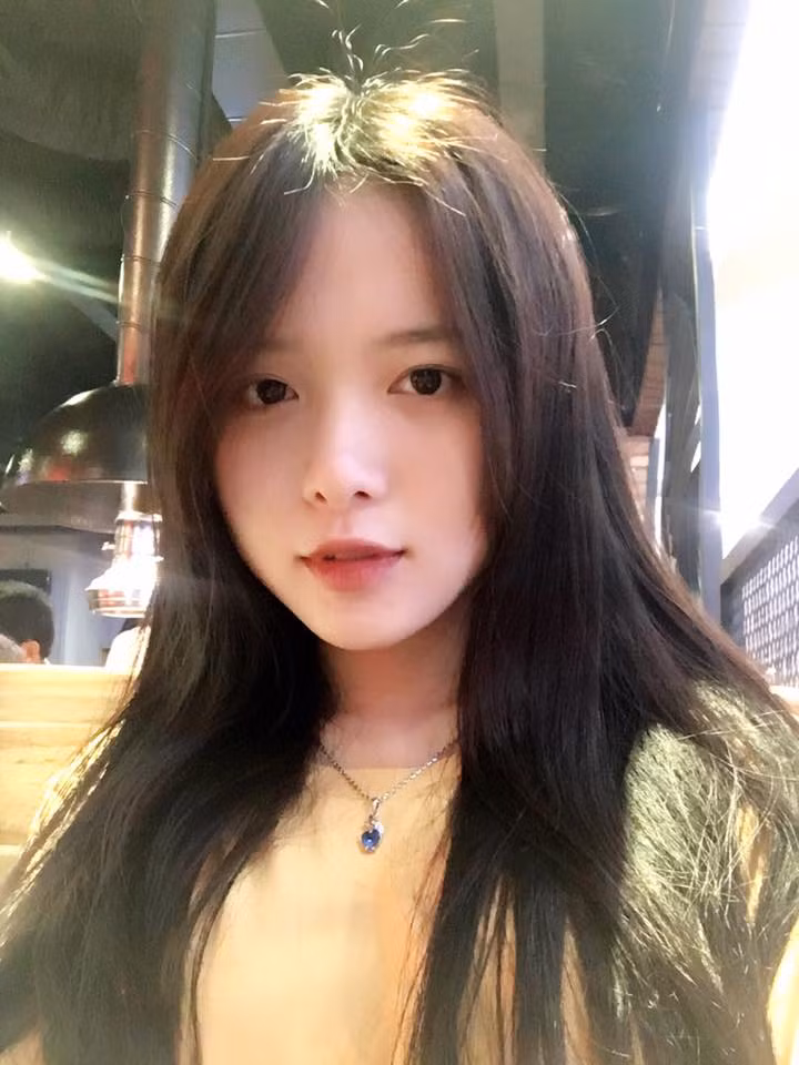 Khoảnh khắc tươi cười trên sân bóng của cô bạn 9X này được chụp tại Sân vận động Hoa Lư (Quận 1, TP HCM) trong một lần cô bạn đến đây cổ vũ cho các nam sinh cùng lớp đá bóng. Ngay sau khi bức ảnh được đăng tải trên trang cá nhân của Phương Ngân, nó đã được các dân mạng lan truyền theo tốc độ chóng mặt