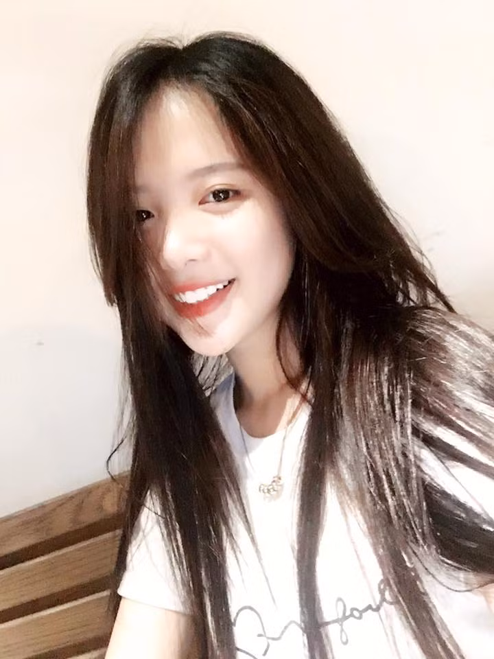 Vẻ ngoài trong sáng, nữ tính với làn da trắng mịn màng, khuôn mặt ưa nhìn với ngũ quan đẹp "vi diệu" và đặc biệt là nụ cười tỏa nắng ấm rực rỡ, hot girl Sài thành 9X này khiến nhiều chàng trai thầm thương trộm nhớ.