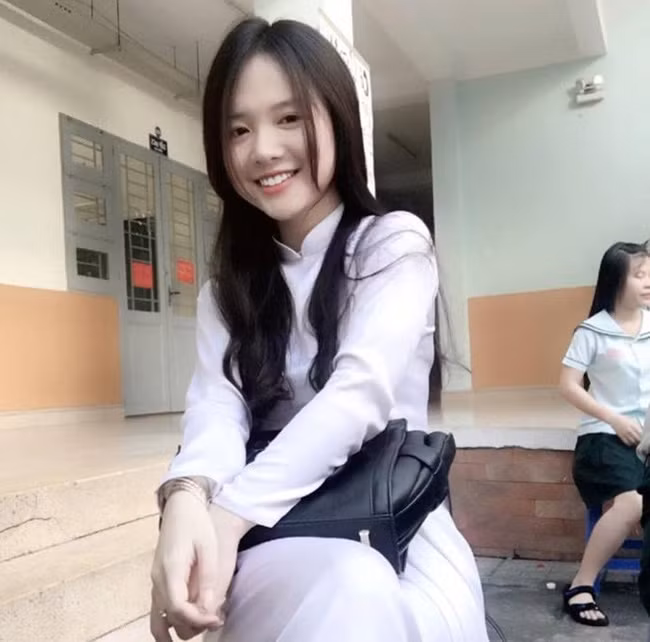 Tuy nhiên, trái tim của các chàng trai sẽ vụn vỡ khi biết thông tin cô nàng này là "hoa đã có chủ" và thường xuyên chia sẻ những bức ảnh hạnh phúc bên người yêu trên trang cá nhân. Ảnh sử dụng trong bài: Facebook nhân vật.