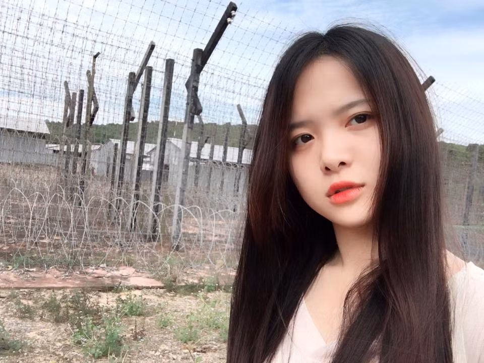 Nhiều người còn nhận xét, chính nụ cười là điểm nhấn khiến cô nữ sinh lớp 12 này được chú ý tới bởi nó mang vẻ bình yên và rất dịu hiền khiến ai bắt gặp cũng cảm thấy đáng yêu.