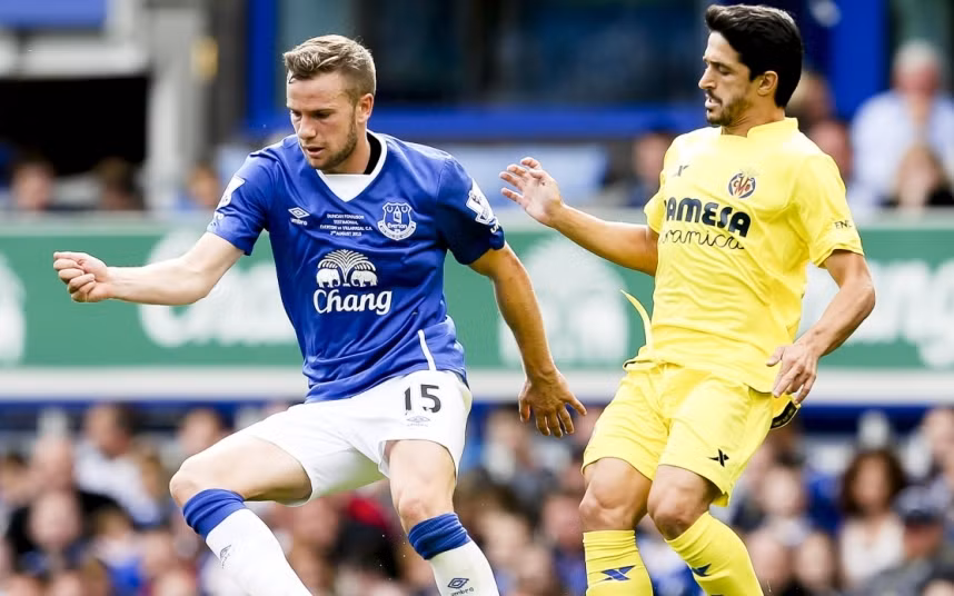 Tom Cleverley từng được kì vọng rất lớn khi còn thi đấu trong màu áo của Man United. Nhưng sau đó, anh không tìm được chỗ đứng trong hàng tiền vệ của CLB thành Manchester và chấp nhận chuyển sang Everton với mong muốn hồi sinh sự nghiệp của mình. Việc đầu tiên mà Cleverley phải làm khi đến Everton đó là thi đấu hết mình để không phụ công HLV Roberto Martinez đã đưa mình về sân Goodison Park.