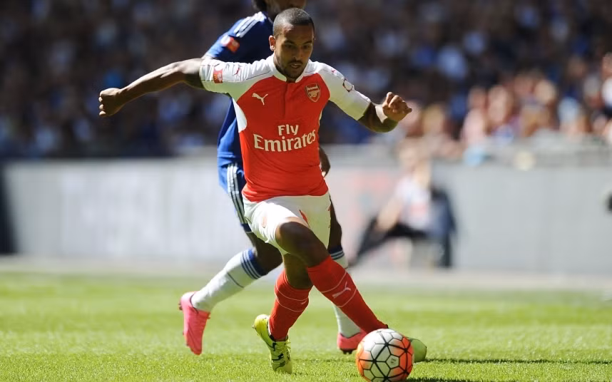 Đã từ lâu nay, Theo Walcott không còn là trụ cột trong đội hình của Arsenal. Điều này được lý giải rằng cầu thủ người Anh liên tục bị chấn thương hành hạ và không cống hiến được nhiều cho Arsenal. Với mức lương 140.000 bảng/tuần thì chắc chắn, Ban lãnh đạo cũng như NHM Arsenal muốn Walcott cống hiến cho họ nhiều hơn. Điều này bắt buộc tại Premier League 2015/2016, Walcott phải thi đấu hết sức mình nếu không muốn khăn gói rời khỏi Arsenal.