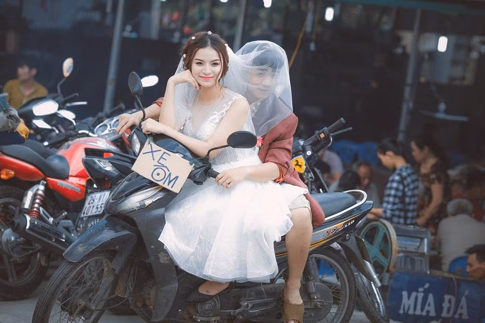 Theo Duy Nam, thông điệp của bộ ảnh cưới đó là sau ngày cưới lung linh, mỗi cặp vợ chồng dù giàu có, hay nghèo khổ thì cũng đều bắt tay làm việc, bắt đầu cuộc sống vợ chồng, cơm áo gạo tiền, lo cho con cái để tiến đến cuộc sống mai này tốt đẹp hơn.