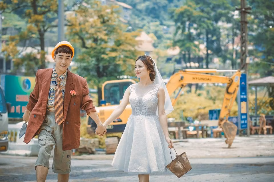 Được biết, nhân vật chính trong bộ ảnh cưới của Duy Nam là cô người yêu Nguyễn Ngọc Anh sinh năm 1995, hiện là sinh viên trường Đại học Sân khấu Điện ảnh và sống ở Hà Nội.