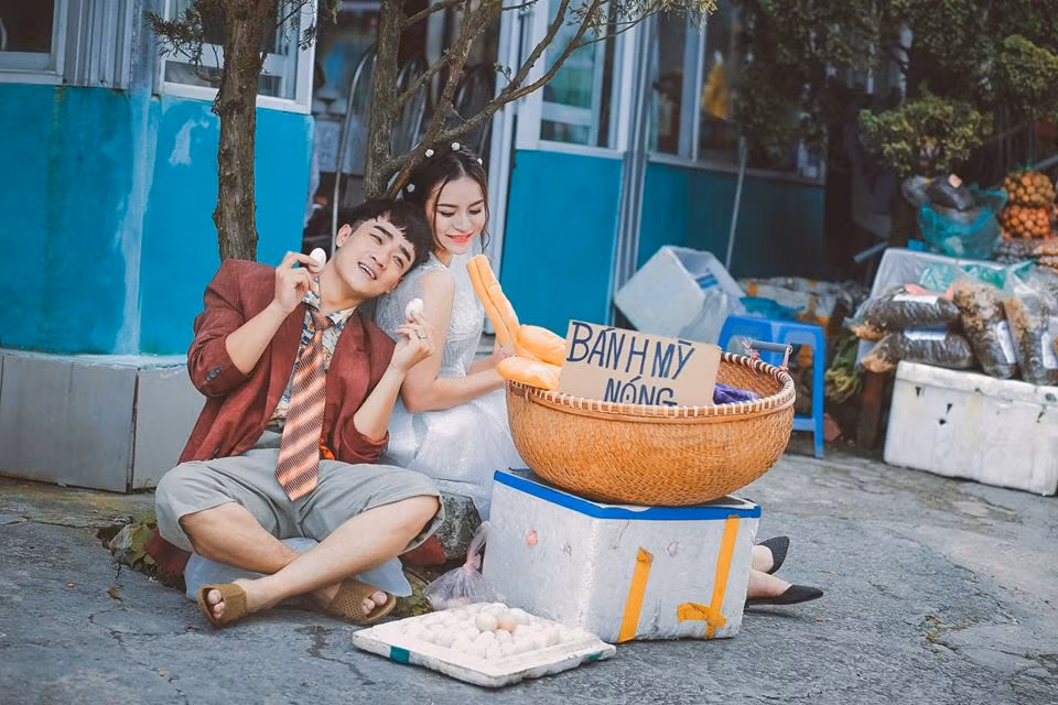 Bối cảnh được Duy Nam lựa chọn cho bộ ảnh cưới của mình là một khu chợ khá gần gũi và đời thường. Ở trong bộ ảnh này, chàng trai chuyên chế nhạc này đã hóa thân thành người bán bánh mì, xe ôm đến phụ hồ để gây tiếng cười cho mọi người.