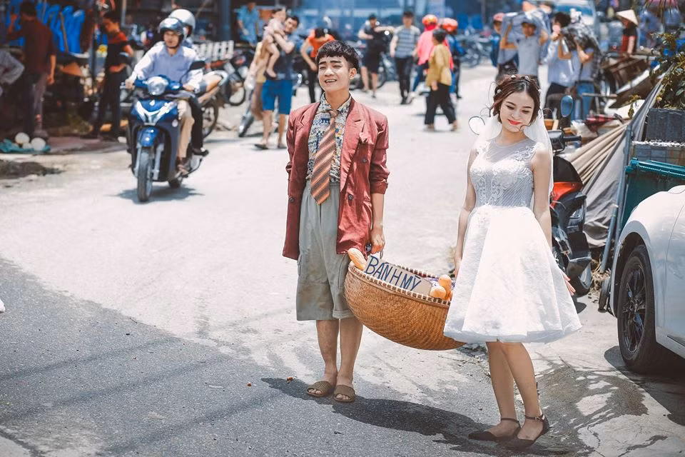Trên trang cá nhân của mình, diễn viên Đỗ Duy Nam chia sẻ hoàn cảnh để anh đưa tới quyết định thực hiện bộ ảnh cưới của mình khá đặc biệt. Xuất phát từ việc tham gia một bộ phim về nhân vật Bờm và đạo diễn bắt phải chụp ảnh cưới nên anh chàng này đã đưa ra ý tưởng với người vợ sắp cưới và đã được gật đầu đồng ý.