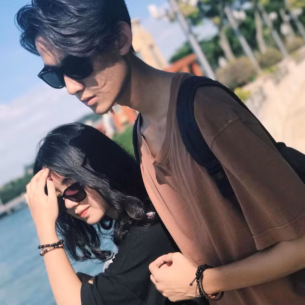 Một điểm nữa khiến cậu bạn 10X được so sánh với các soái ca là An rất thích diện sơ mi trắng dù đi học hay đi chơi. Trang phục này càng giúp chàng trai toát lên vẻ thư sinh, lịch thiệp.